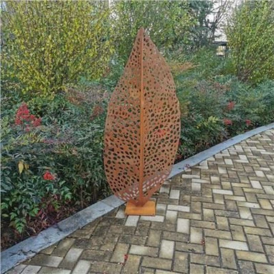 Rostig metall höstlöv trädgård skulptur