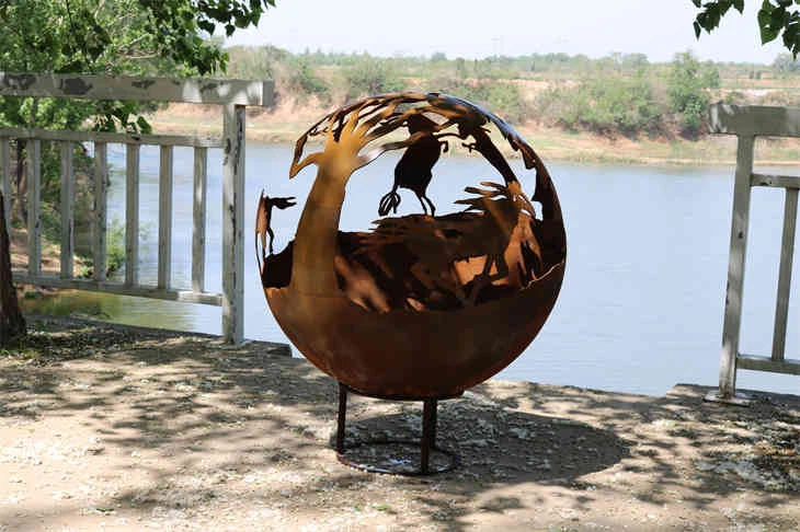 Vedeldad eldskål eldklot